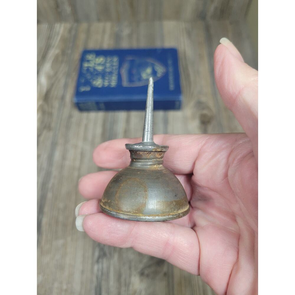 Vintage Small Thumb Oiler, tin Oil Can 2-3/4", Rusty Farmhouse Primitive